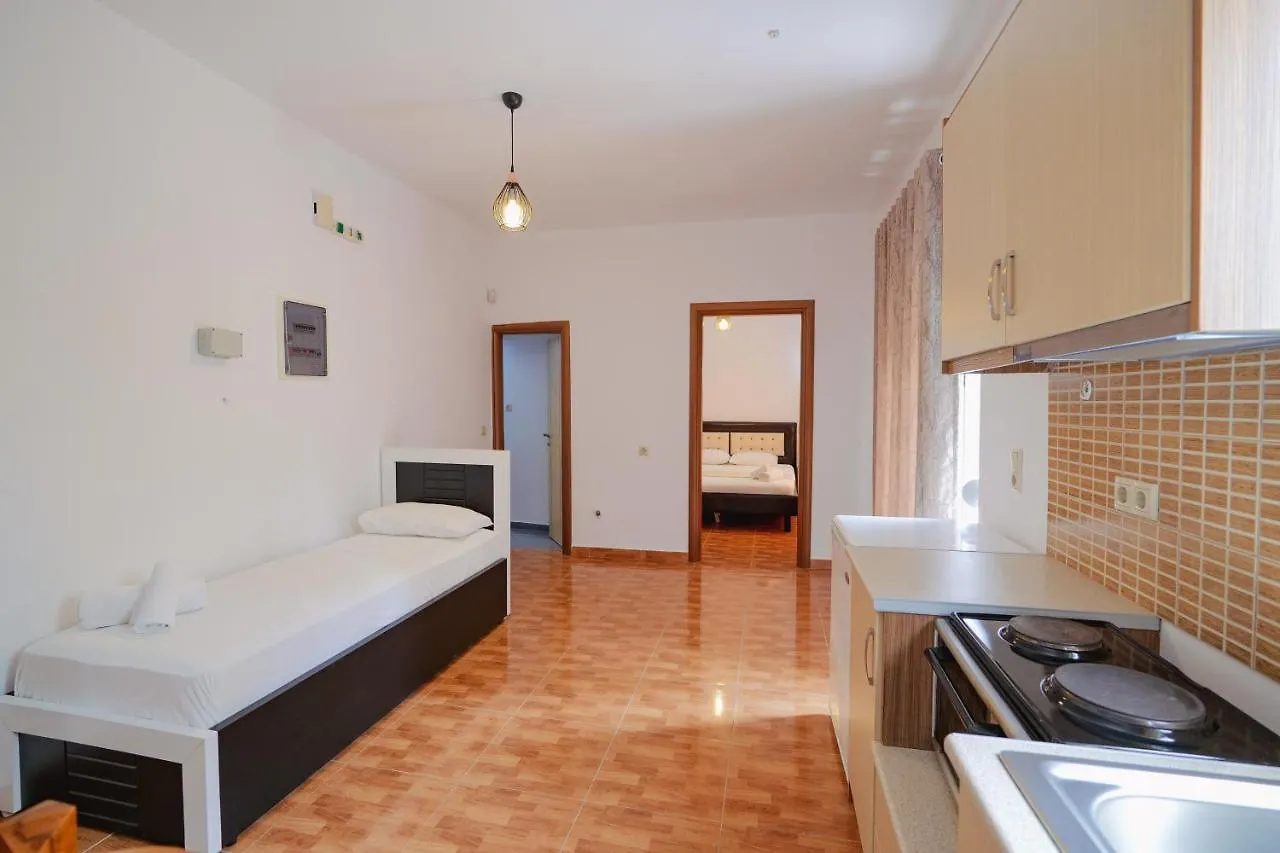 Apartments & Hotel Eleanna Sarandë