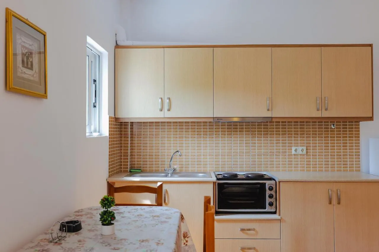 Apartments & Hotel Eleanna Sarandë