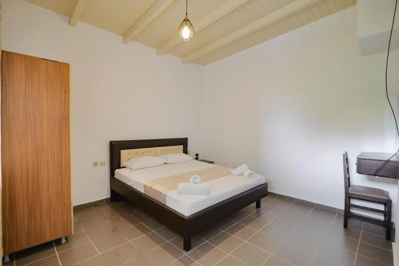 Apartments & Hotel Eleanna Sarandë