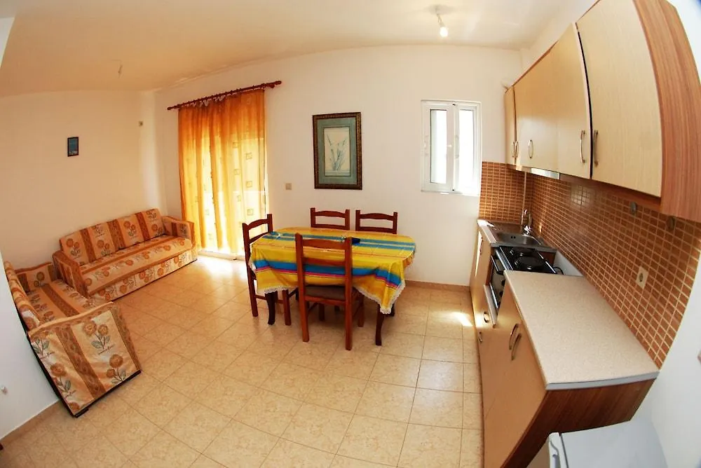 Apartments & Hotel Eleanna Sarandë