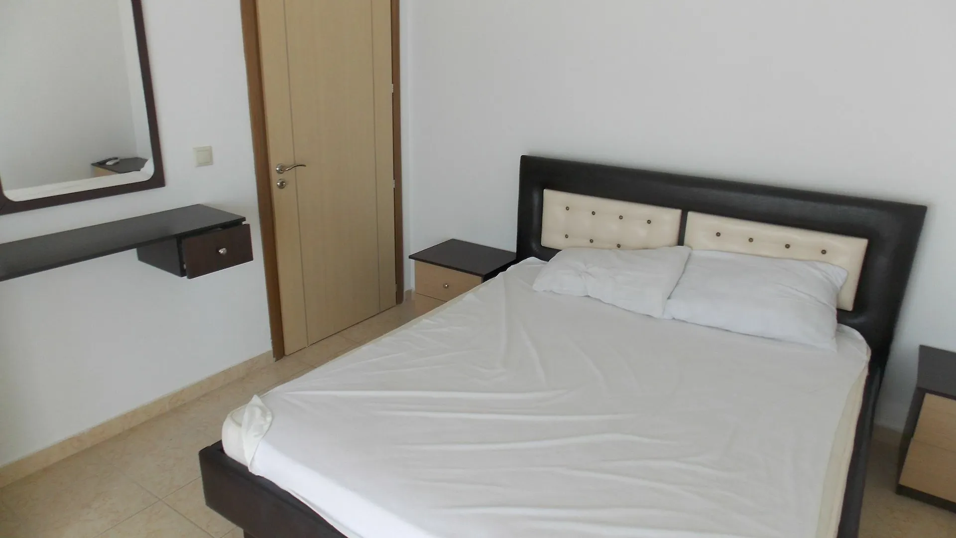 Apartments & Hotel Eleanna Sarandë